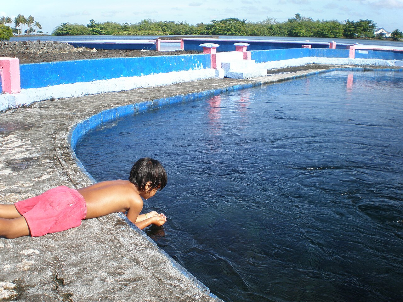 Foto fra Samoa: Child drinking from the freshwater spring pool Mata o le Alelo, Matavai village,