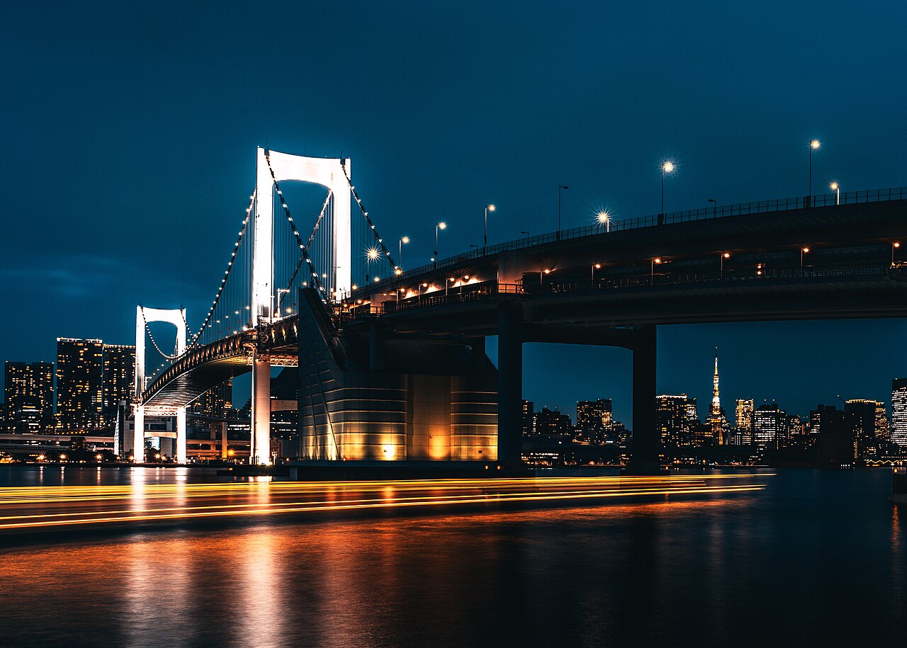 Foto fra Tokyo, Japan – -09-05 Rainbow bridge, view from Daibo park, Tokyo