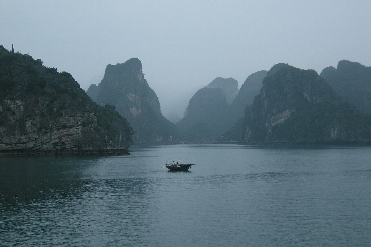 Foto fra Halong Bay, Vietnam – Halong Bay, Rock formations in fog