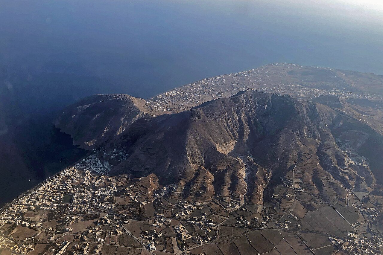 Foto fra Thira, Hellas: Santorini - Grecia - Vista Aerea del promontorio di Ancient Thira - agosto