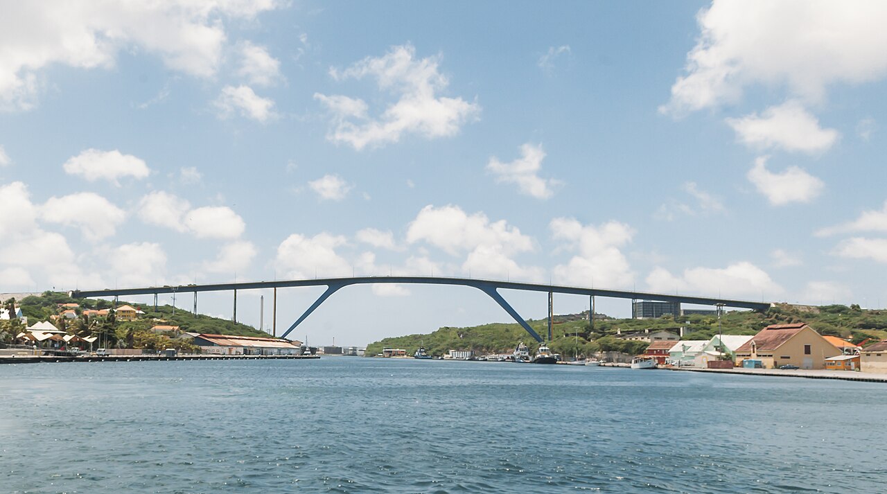 Foto fra Willemstad, Curaçao: The Queen Juliana Bridge over St. Anna Bay in Willemstad, Curaçao
