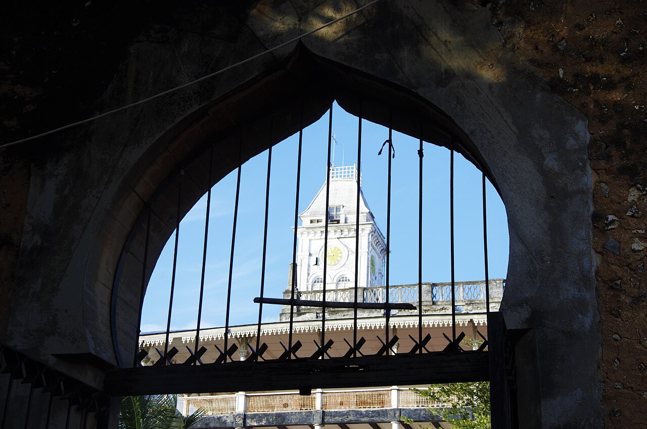 Foto fra Zanzibar, Tanzania: A view of the clock tower in House of Wonders through Islamic styled door in the