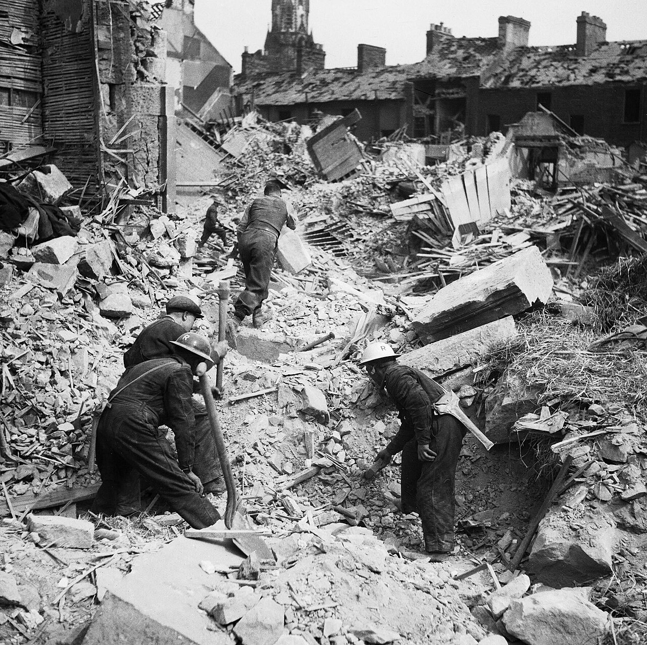 Foto fra Belfast, Irland: Rescue workers search through the rubble of Eglington Street in Belfast, Norther