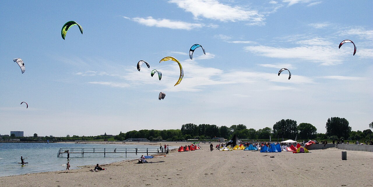 Foto fra København, Danmark – Amager Strandpark - kite surfers