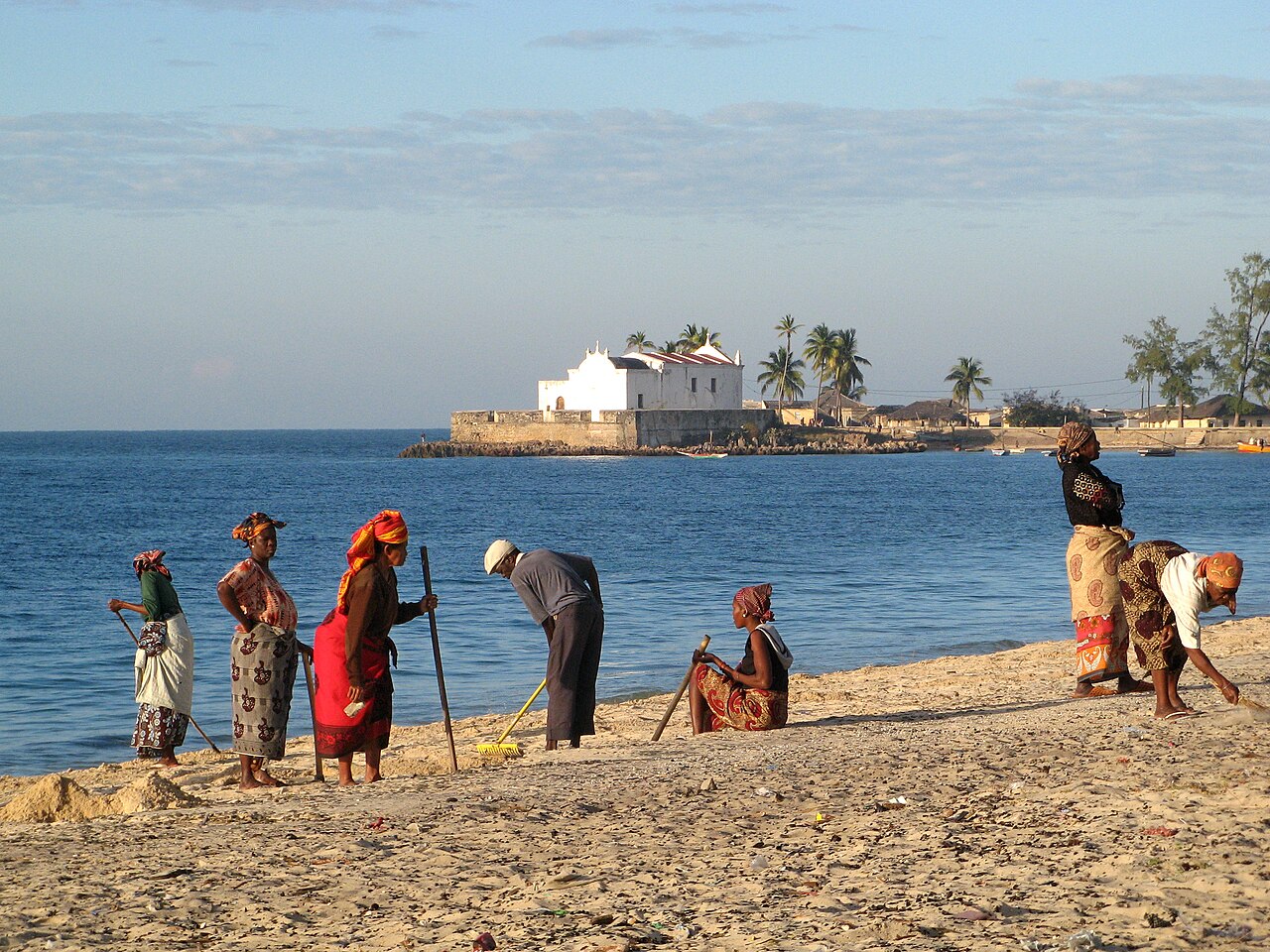 Foto fra Mocambique Island, Mosambik – Beach cleaning