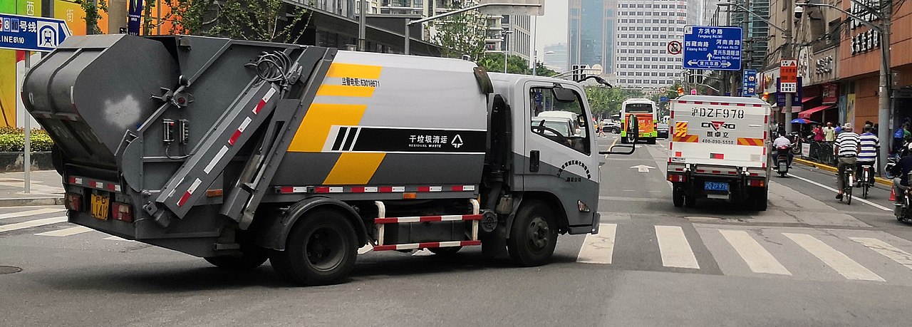 Foto fra Shanghai, Kina: A residual waste truck and a household food waste truck on Zhonghua Road, Shangh